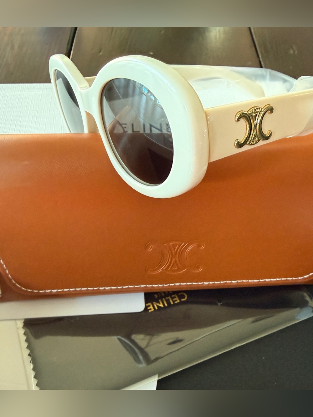 CELINE Paris Triomphe cream/Gold
Sunglasses NIB Full Set
Wristlet storage Case - Picture 6 of 10